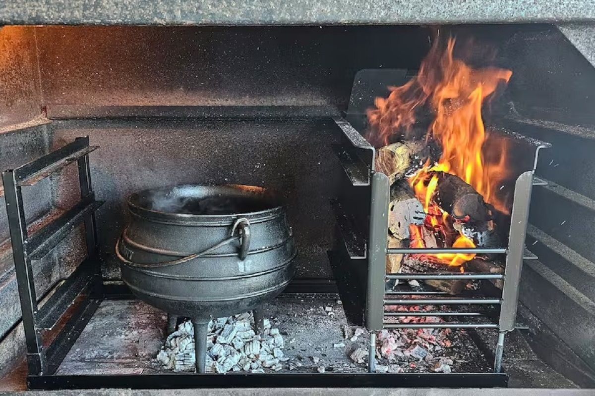Braai with potjie pot